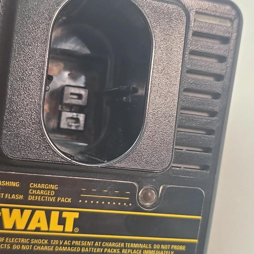 Dewalt Battery Charger DW9104 Standard One Hour Type 2 1.8 Amps 120V‎ OEM Black